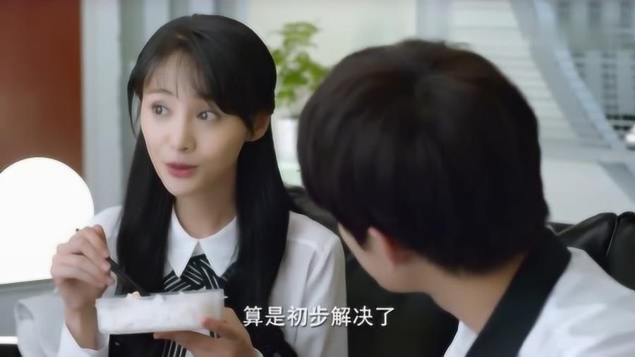 救援矮小的女孩